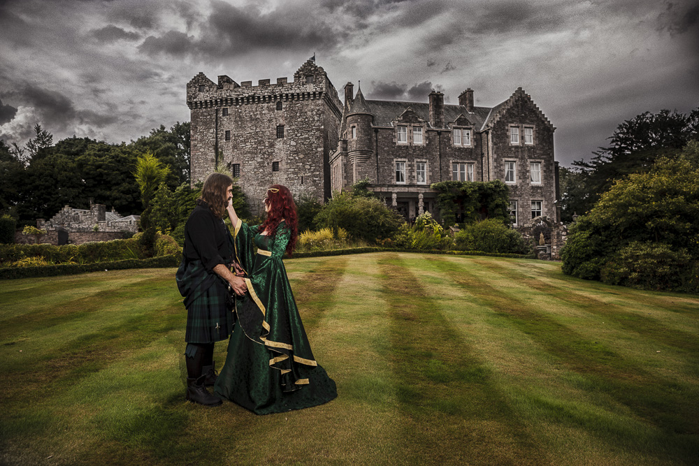 comlogon cast;e medieval wedding